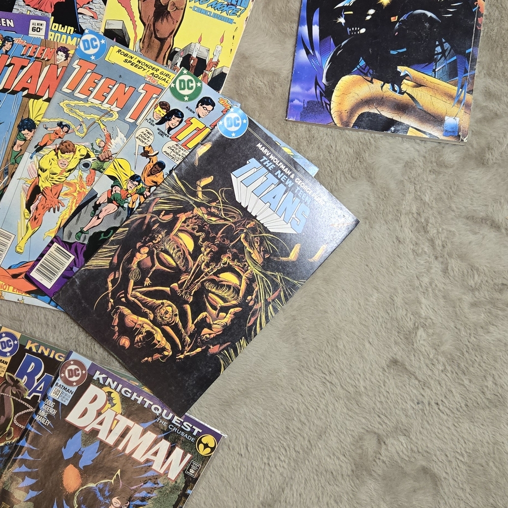DC Comics Collection - Picture 2 of 4